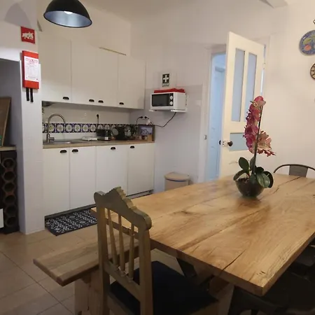 Ocean M1 R4 - Large Double With Shared Bathroom In Center Lisbon