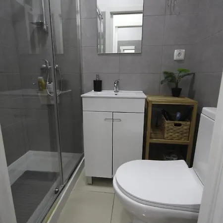 Ocean M1 R4 - Large Double With Shared Bathroom In Center
