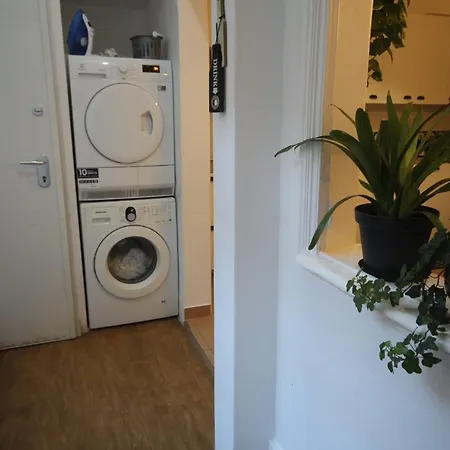 Ocean M1 R4 - Large Double With Shared Bathroom In Center בית הארחה ליסבון