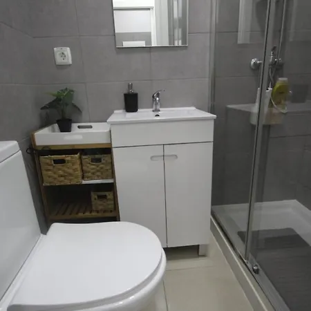 Gasthof Ocean M1 R4 - Large Double With Shared Bathroom In Center Lissabon