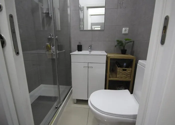 Ocean M1 R4 - Large Double With Shared Bathroom In Center